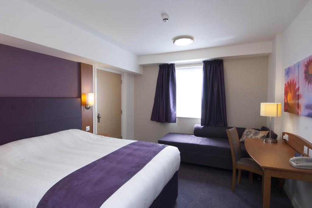 Premier Inn London Barking Buitenkant foto